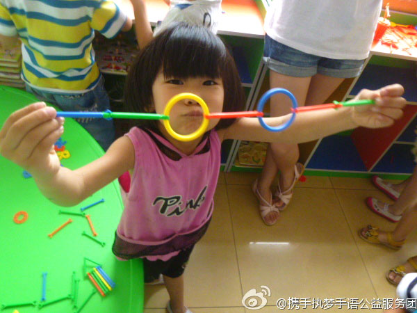 7月8日至8月15日,山東理工大學(xué)“攜手執(zhí)夢”手語公益服務(wù)團(tuán)在山東淄博舉辦了為期37天的公益活動(dòng)。他們深入落后地區(qū)走訪聾啞兒童的家庭,了解并記錄聾啞兒童生活和教育狀況,開展無障礙手語培訓(xùn)班。圖為山東省淄博市百靈康復(fù)中心的孩子們展示他們的創(chuàng)意手工。