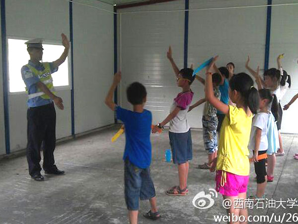 7��24�գ�����ʯ�ʹ�WУ��ӛ�߈F���Ű�֧��־Ը꠽o���ӂ�������һ�ò�һ�ӵ��I�w��n�����а������t�����ώ������죬�ƌW�ң���ώ���N�I��꠆T��ϣ�������ӂ��ڸ����I�ώ�ָ���£��܌�δ����������Mϣ�����D�顰���������ڽ̌����ӂ���ָͨ�]�Ļ��A�քݡ�