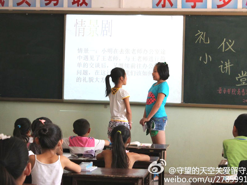 晉中學(xué)院“青春鴻晉”志愿團(tuán)隊(duì)計(jì)劃通過(guò)課業(yè)輔導(dǎo)、心理輔導(dǎo)、藝術(shù)熏陶、主題教育四個(gè)模塊的教育,促進(jìn)農(nóng)村兒童的健康成長(zhǎng),培養(yǎng)兒童多方面的興趣愛(ài)好。圖為課堂上孩子們?cè)谕ㄟ^(guò)情景劇的方式學(xué)習(xí)禮儀。