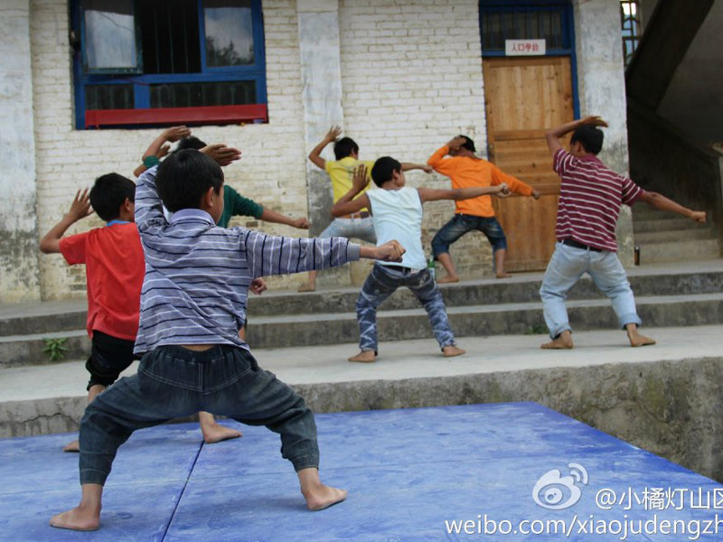 7月31日,“小橘燈”山區(qū)助學(xué)江由支教隊(duì)在黔西南貞豐縣魯容鄉(xiāng)江由小學(xué)為期20天的支教活動(dòng)即將結(jié)束。師生們都熱烈的投入到了文藝匯演的準(zhǔn)備階段。圖為孩子們?cè)跒閰R演賣(mài)力的排練。