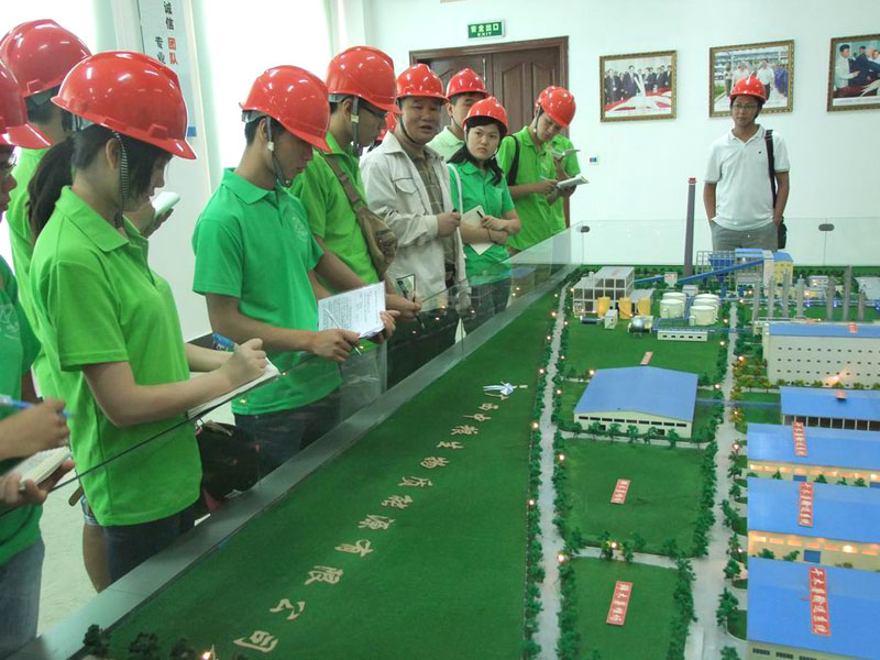 7月16日,廣西大學環境學院暑期實踐團隊來到北海市中糧生物質能源有限公司。該公司致力于以木薯為原料生產燃料乙醇,通過燃料乙醇與汽油混合使用降低汽車尾氣中的二氧化碳,氮氧化物等含量。圖為公司孫總在向隊員們講解生產流程。