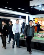 晉江城市展館　　晉江城市展館大樓位于世紀(jì)大道西側(cè)，于2004年12月動(dòng)工建設(shè)，地上四層、地下一層，總建筑面積為18645平方米，項(xiàng)目總投資為7500萬元。