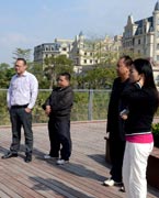 網(wǎng)友參觀晉陽湖　　晉陽湖項(xiàng)目原投資計(jì)劃為2.2億元，區(qū)域內(nèi)五座橋?yàn)榫坝^橋。為完善其功能，強(qiáng)化景觀提升效果，對部分項(xiàng)目進(jìn)行了優(yōu)化、提升，包括將區(qū)域內(nèi)五座景觀橋改為市政橋并新增兩座市政橋。