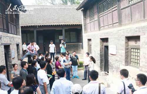 采訪團成員在八路軍一二九師司令部舊址認真聽取講解。(陸加杰 攝)