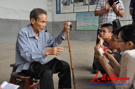 曾參與過地道戰(zhàn)的村自衛(wèi)隊隊員董福吉老人接受記者采訪(徐于凡 攝)