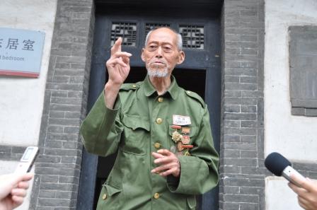 抗戰老兵張水來動容地向采訪團講述自己的抗戰歷程。(于紅林 攝)