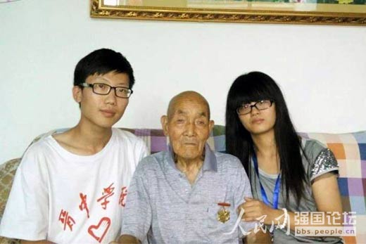 抗戰老兵袁五林與大學生志愿者。