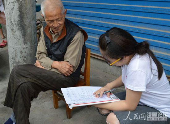 江蘇大學志愿者走訪入戶做問卷調查。