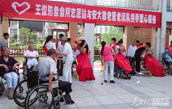 志愿者請(qǐng)來(lái)理發(fā)師為近30位老人理發(fā)。