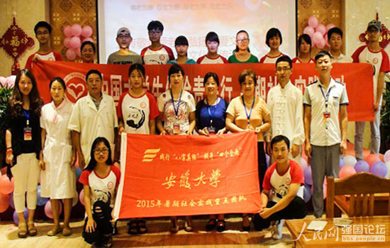 志愿者為老人們表演節(jié)目后合照。