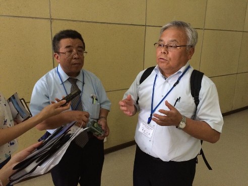 近日,人民網“重走抗戰路”采訪團走進撫順平頂山慘案紀念館參觀采訪。圖為記者采訪來紀念館參觀的日本福岡縣教育工會執行委員長梶原正実先生。(陸加杰 攝)