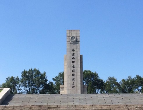 遼寧撫順平頂山慘案紀念館內(nèi)矗立的平頂山殉難同胞紀念碑。(陸加杰 攝)