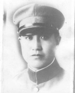 ���ߣ��h�壬�|���d���ˣ�1908������������ڵ�����ͥ���x�켽܊�^(q��)�Γ�܊˾��T��1924���M��|���v���ã����I(y��)����У����У�̹١�1931�����Rռɽ�������У���٣������˽��򿹑�(zh��n)�Ȍ�������(zh��n)��1936���κӱ����h��܊��У�����L��1938��8���ʲ����x����꠱��x�켽܊�^(q��)��ʽ������x�켽܊�^(q��)�Γ�܊������˾��T��1939������Ї����a(ch��n)�h��1940���ڰوF���(zh��n)�Љ��Ҡ������r��32�q��