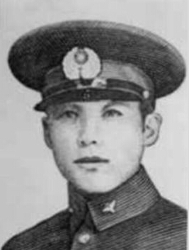 鐺��ģ�1916�꣭1937��8��17�գ����|�����(zh��n)�ˣ���܊��5���մ���w�ІT�� ����һ�ˡ���׃�����܊����У���ڮ��I(y��)��1937��8��17�գ����ٵ������Zը�Ϻ����Ĵ�·��܊�܊˾��r�����ձ�܊�֮�����ړ��У��C������鐺�����������딳ꇣ��┵(sh��)ʮ���ձ�ʿ���������񽵣�鐺��Ĳ������ӡ����w�ІT����֘�����������܊��֮�������һ�w�ӏ��Ԛ�ѳ����������������һ����������Ӣ�ҡ�