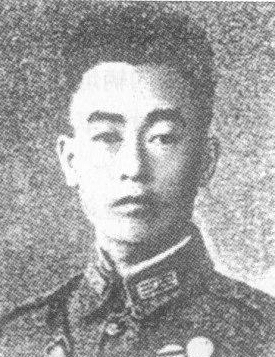 ����t��1905��9�������F��ʡ�󲨿h����1926���������S��܊�ٌW(xu��)У��5�ڲ����ƌW(xu��)��(x��)��1937�꣬����t�����ʲ�������������������(zh��n)��ؓ(f��)؟(z��)���ؼζ�һ�������˔��˶���M(j��n)������������(zh��n)�󣬗���t�����ʲ��D(zhu��n)�Ƶ����֮����(zh��n)���_ʼ�Γ���ӣ���܊�{(di��o)����(y��u)�ݱ�����������t�c������ʿ�����ڽ��u�I(l��ng)������t��������ʿ���c��܊����(zh��n)������ҹ�� 1939��2�£�����t�����ʲ�������𣨲����䣨������·������܊�������Ď��F(tu��n)����(zh��n)�У����ұ��������У�����ѳ����