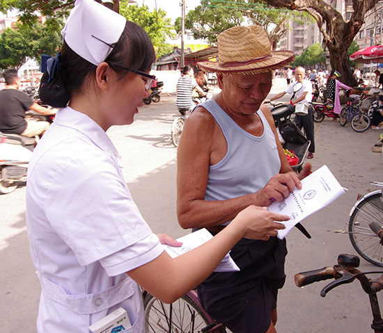 中山大學(xué)新華學(xué)院醫(yī)學(xué)系醫(yī)啟航社會實踐隊到廣東省汕頭市蓬中村老年人協(xié)會,針對中老年人普及保健知識,把醫(yī)學(xué)生的專業(yè)知識送到最需要的地方。