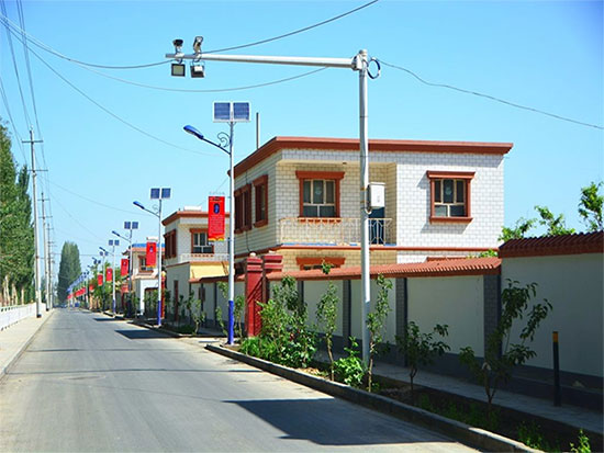 塔克拉瑪干沙漠懷里的有一座美麗的小縣城若羌縣,從前低矮、破舊的老屋早已被新穎別致的高樓大廈取代了。 新疆巴州網友“樓蘭姑娘02” 攝