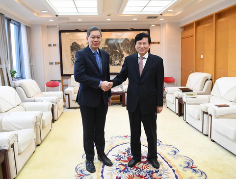 人民日?qǐng)?bào)社社長、總編輯庹震會(huì)見新加坡駐華大使呂德耀一行