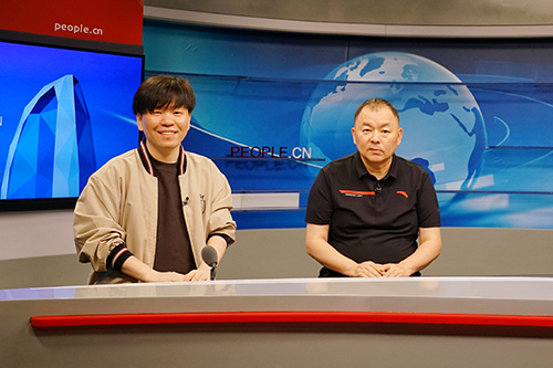 電影頻道節(jié)目中心副總編輯王平久（右）、音樂制作人常石磊（左）做客人民網(wǎng)。人民網(wǎng)記者 皇甫萬里 攝