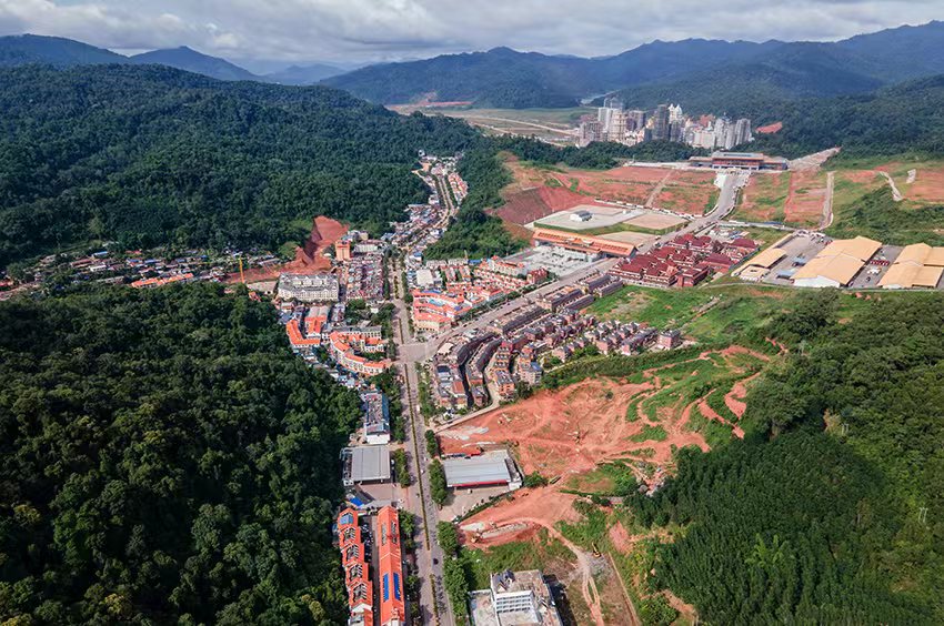 磨憨口岸俯瞰，右前方高層白色建筑群為老撾境內。人民網記者 符皓攝