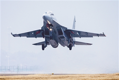 東部戰(zhàn)區(qū)空軍某旅開展飛行訓(xùn)練