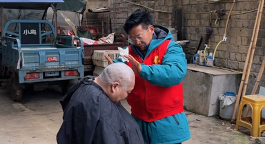 他為孤寡老人義務剪發46年