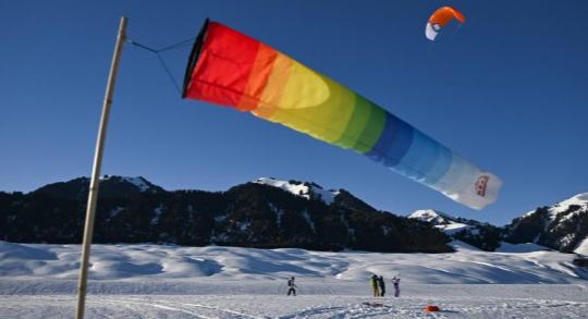 在雪原上滑雪“放風箏”是啥體驗？